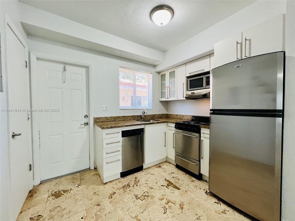 Recently Rented: $2,300 (1 beds, 1 baths, 800 Square Feet)