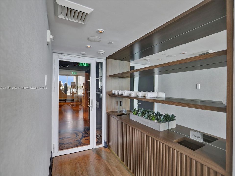 For Sale: $485,000 (1 beds, 1 baths, 700 Square Feet)