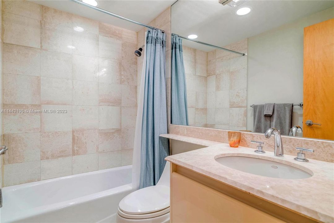 Vendido Recientemente: $4,995,000 (3 camas, 4 baños, 2250 Pies cuadrados)