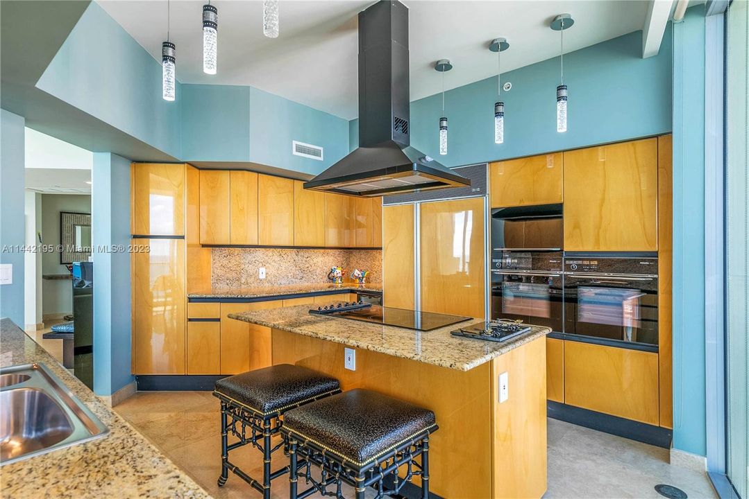 Vendido Recientemente: $4,995,000 (3 camas, 4 baños, 2250 Pies cuadrados)