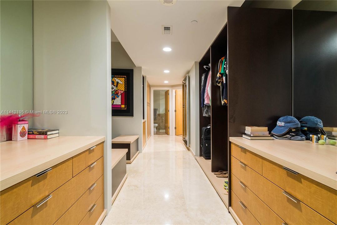 Vendido Recientemente: $4,995,000 (3 camas, 4 baños, 2250 Pies cuadrados)