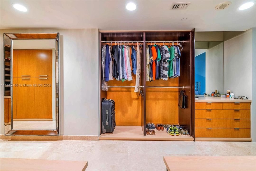 Vendido Recientemente: $4,995,000 (3 camas, 4 baños, 2250 Pies cuadrados)