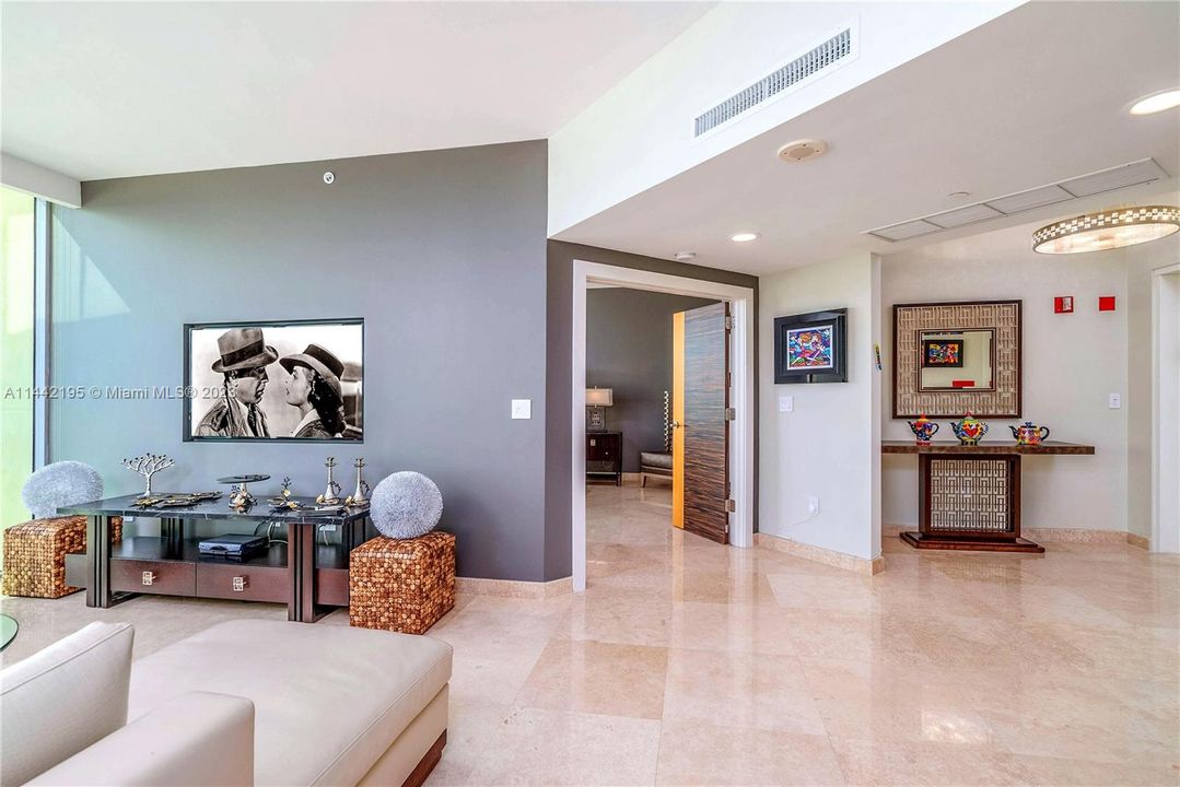 Vendido Recientemente: $4,995,000 (3 camas, 4 baños, 2250 Pies cuadrados)