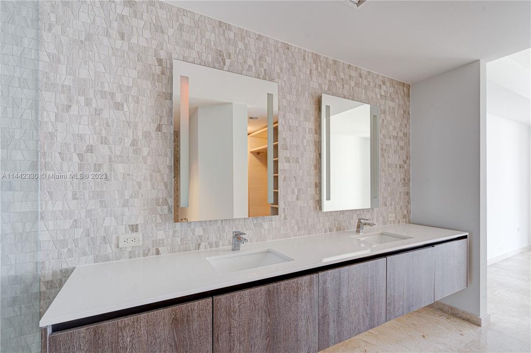 最近售出: $1,125,000 (2 贝兹, 2 浴室, 1244 平方英尺)