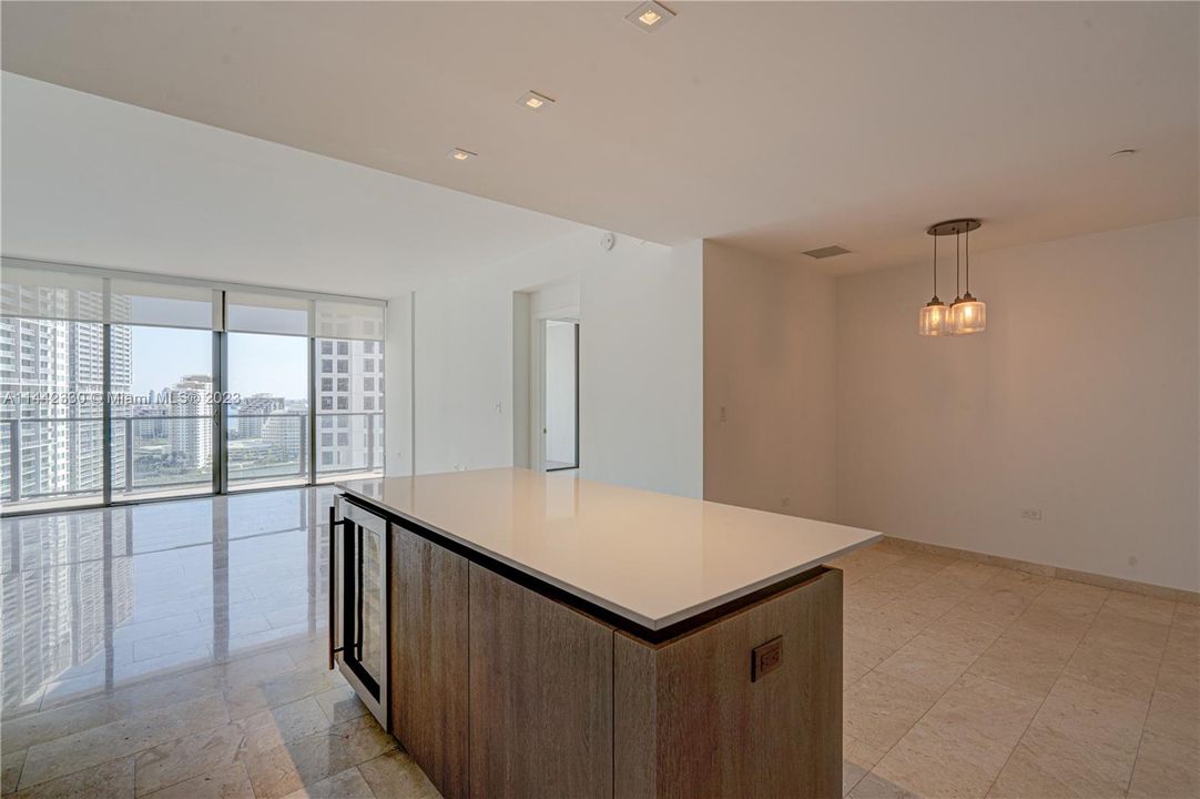 最近售出: $1,125,000 (2 贝兹, 2 浴室, 1244 平方英尺)