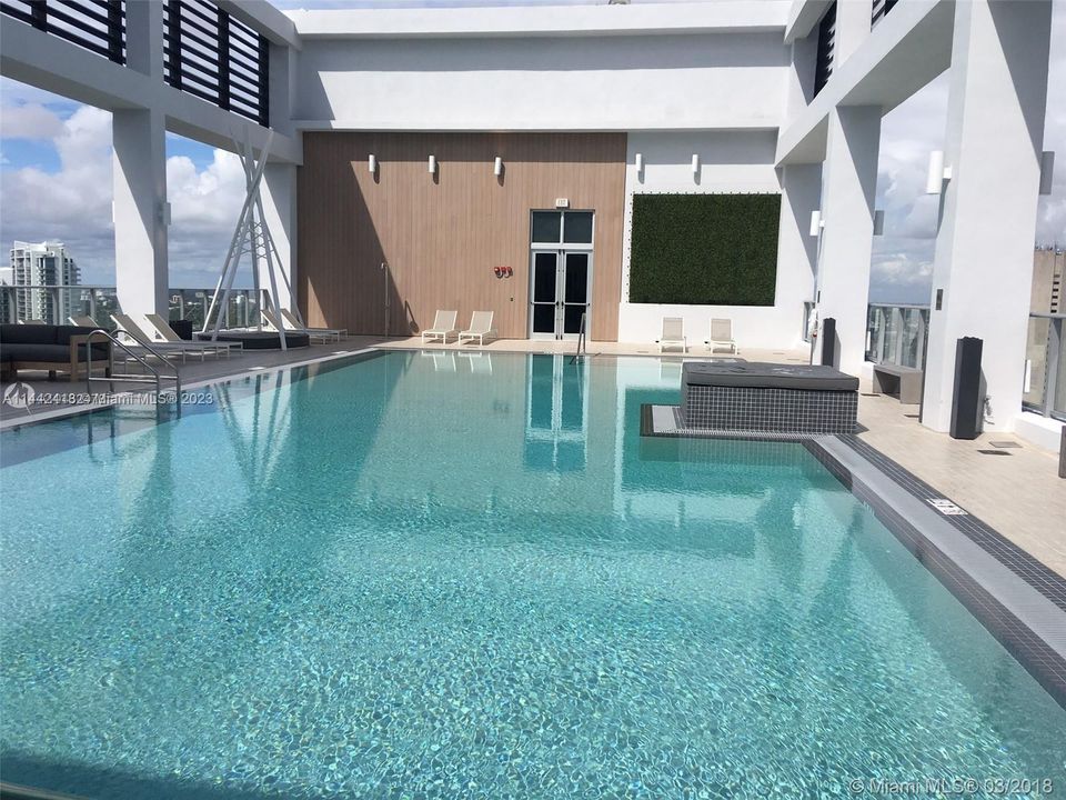 Recently Sold: $360,000 (1 beds, 1 baths, 526 Square Feet)