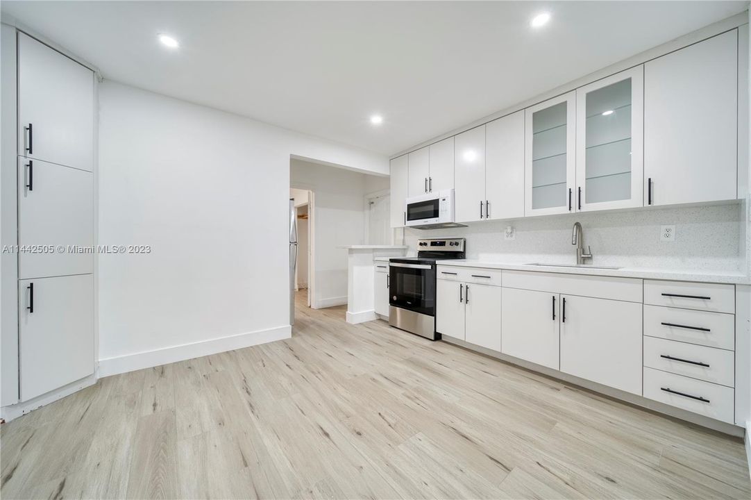 Недавно арендовано: $3,250 (3 спален, 2 ванн, 1023 Квадратных фут)