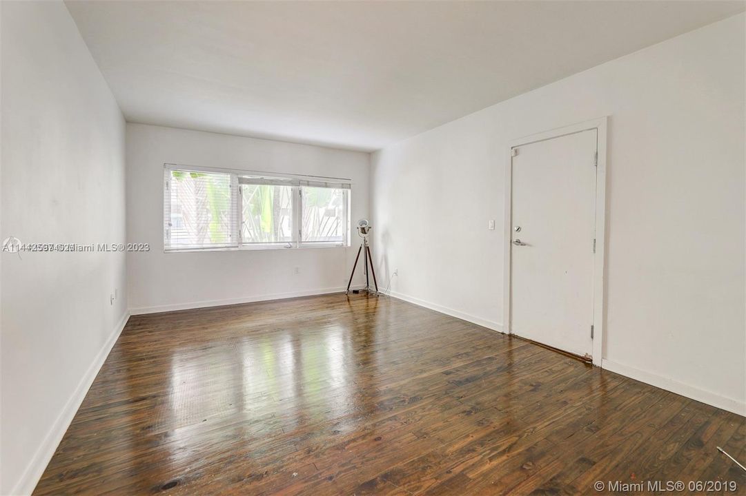 For Sale: $325,000 (1 beds, 1 baths, 674 Square Feet)