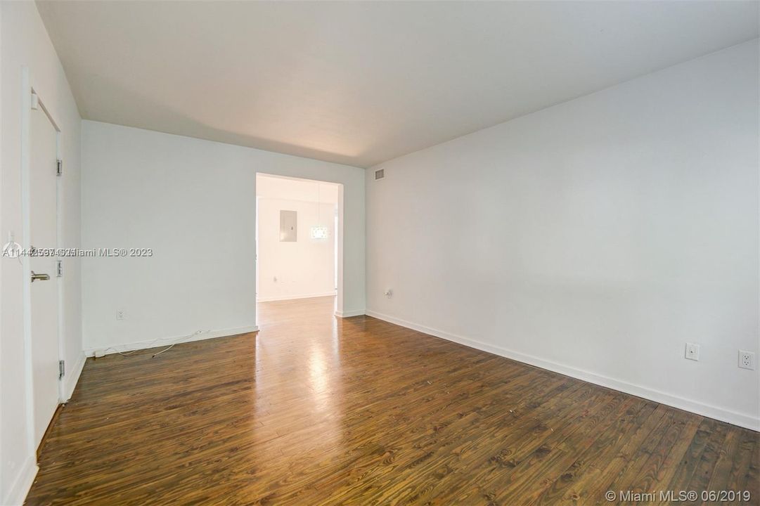 For Sale: $325,000 (1 beds, 1 baths, 674 Square Feet)