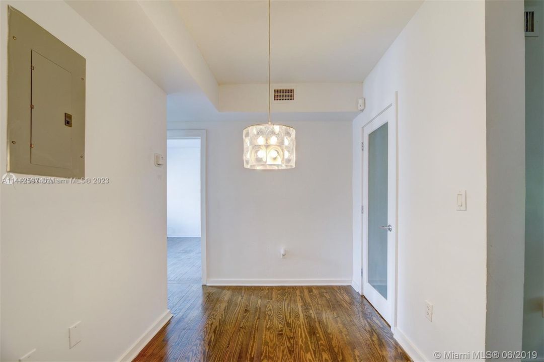 For Sale: $325,000 (1 beds, 1 baths, 674 Square Feet)