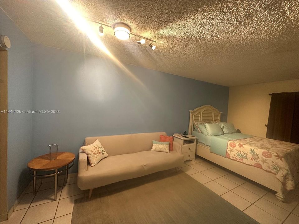 Active With Contract: $170,000 (0 beds, 1 baths, 450 Square Feet)