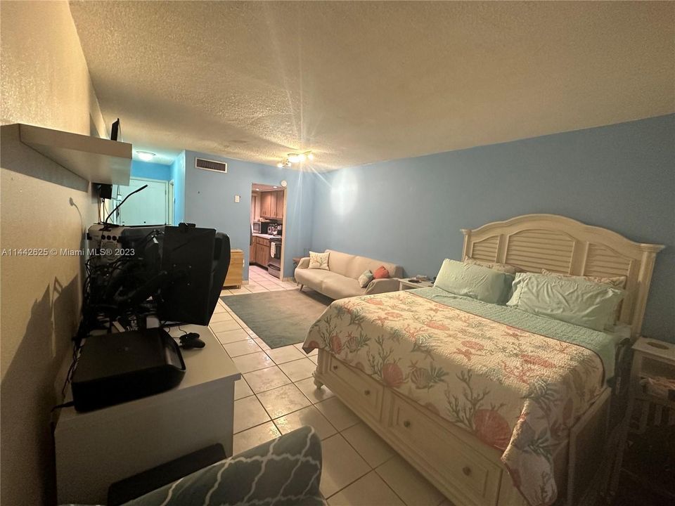 Active With Contract: $170,000 (0 beds, 1 baths, 450 Square Feet)