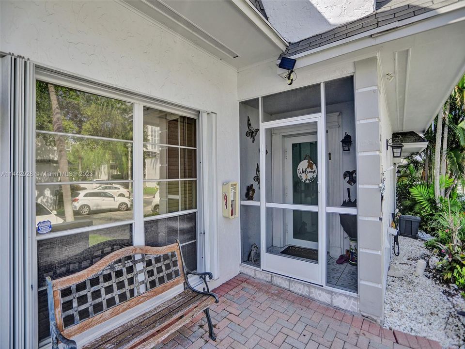 Recently Sold: $725,000 (3 beds, 2 baths, 1972 Square Feet)