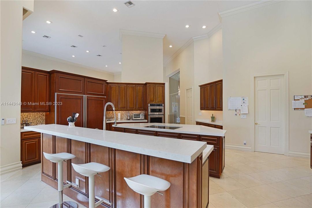 Недавно продано: $2,300,000 (5 спален, 5 ванн, 4597 Квадратных фут)