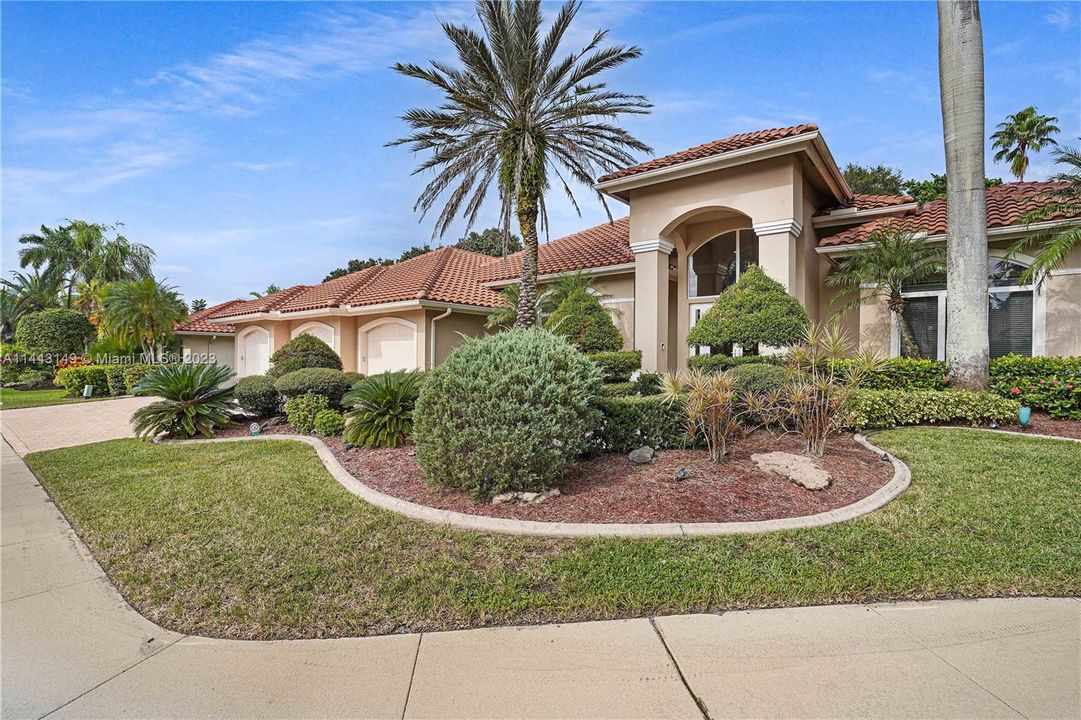 Недавно продано: $2,300,000 (5 спален, 5 ванн, 4597 Квадратных фут)