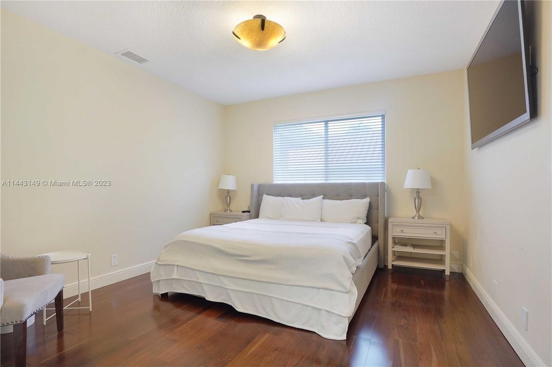 Недавно продано: $2,300,000 (5 спален, 5 ванн, 4597 Квадратных фут)