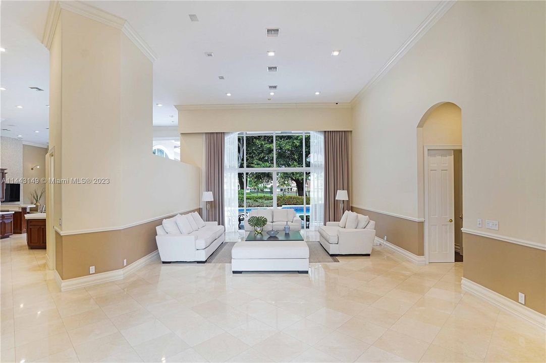 Недавно продано: $2,300,000 (5 спален, 5 ванн, 4597 Квадратных фут)