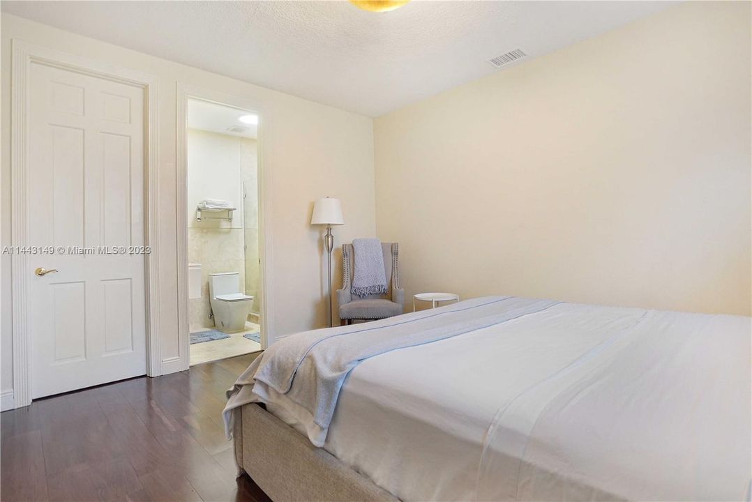 Недавно продано: $2,300,000 (5 спален, 5 ванн, 4597 Квадратных фут)