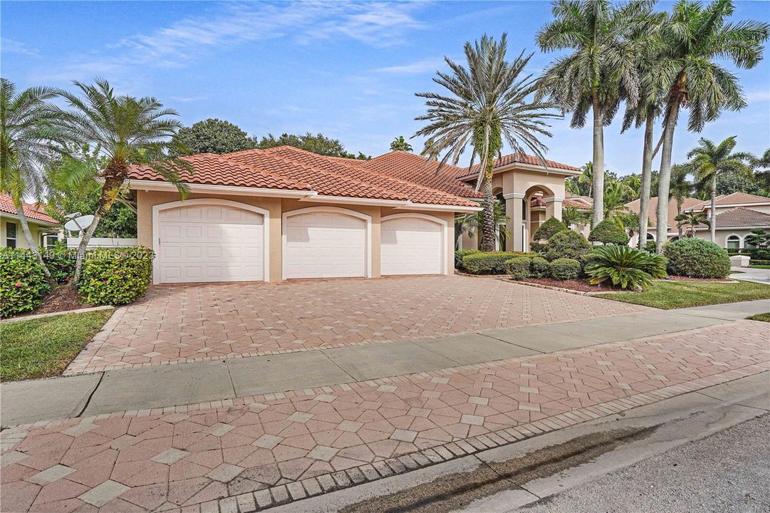 Недавно продано: $2,300,000 (5 спален, 5 ванн, 4597 Квадратных фут)