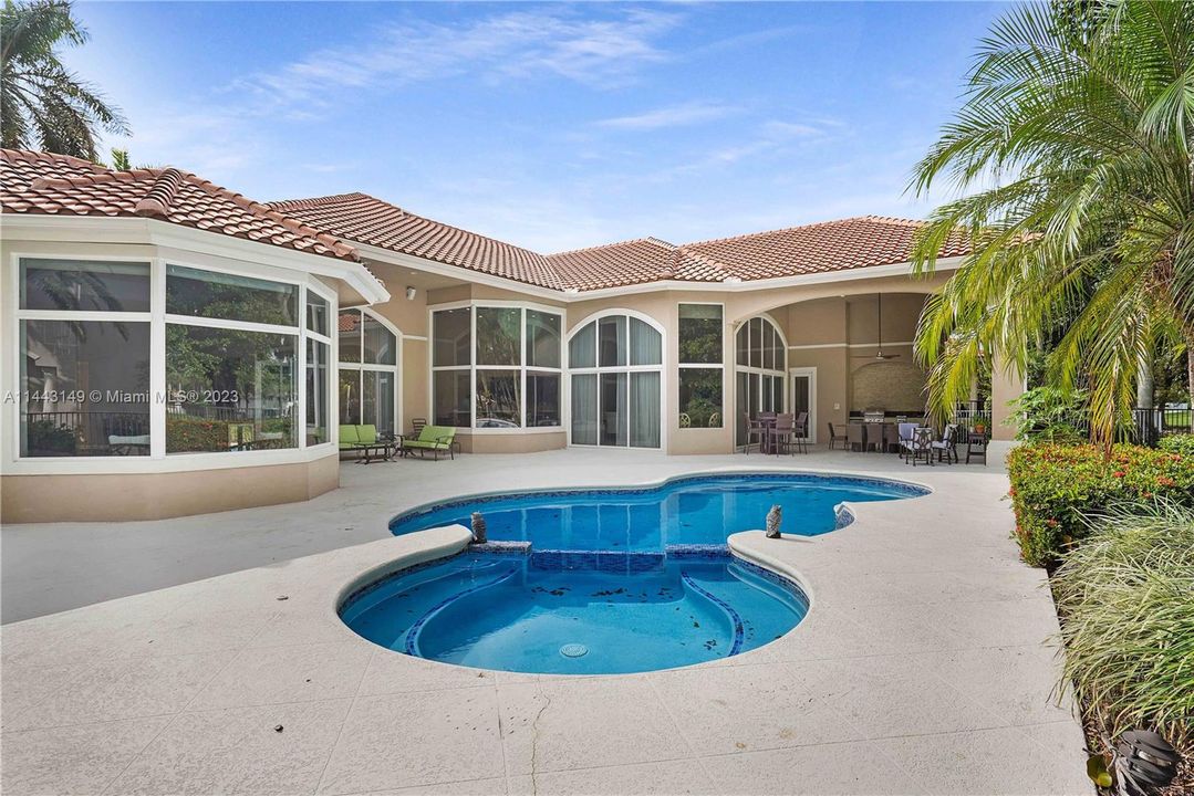 Недавно продано: $2,300,000 (5 спален, 5 ванн, 4597 Квадратных фут)