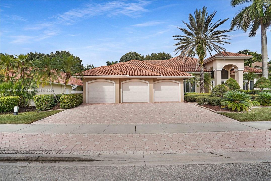 Недавно продано: $2,300,000 (5 спален, 5 ванн, 4597 Квадратных фут)