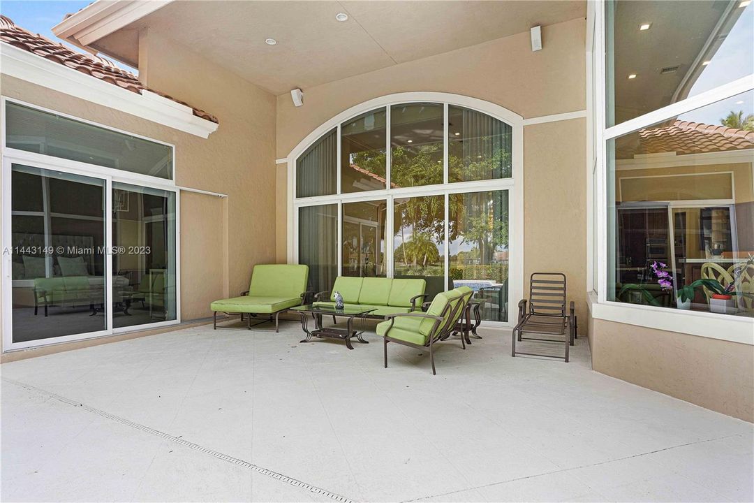 Недавно продано: $2,300,000 (5 спален, 5 ванн, 4597 Квадратных фут)