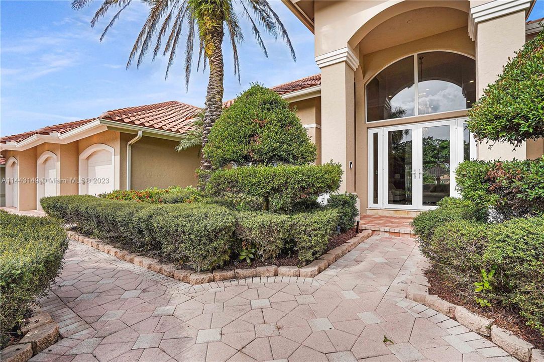 Недавно продано: $2,300,000 (5 спален, 5 ванн, 4597 Квадратных фут)