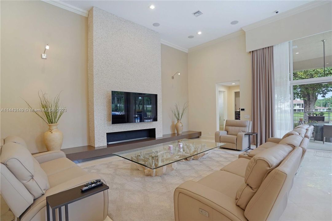 Недавно продано: $2,300,000 (5 спален, 5 ванн, 4597 Квадратных фут)