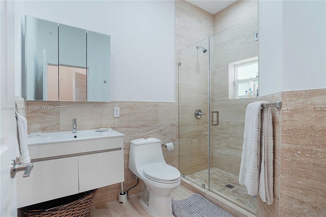 Недавно продано: $2,300,000 (5 спален, 5 ванн, 4597 Квадратных фут)