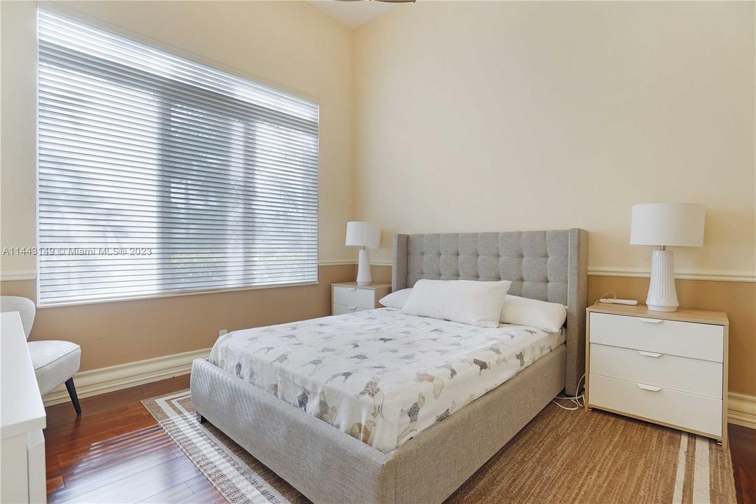 Недавно продано: $2,300,000 (5 спален, 5 ванн, 4597 Квадратных фут)