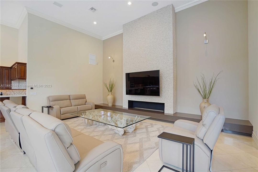 Недавно продано: $2,300,000 (5 спален, 5 ванн, 4597 Квадратных фут)