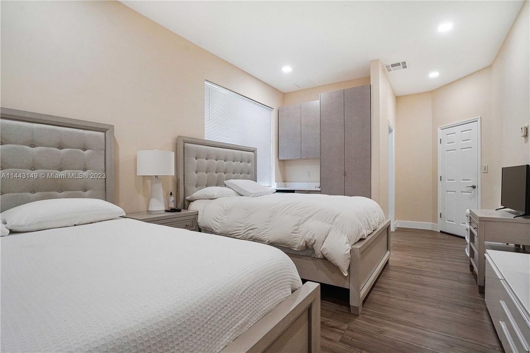 Недавно продано: $2,300,000 (5 спален, 5 ванн, 4597 Квадратных фут)