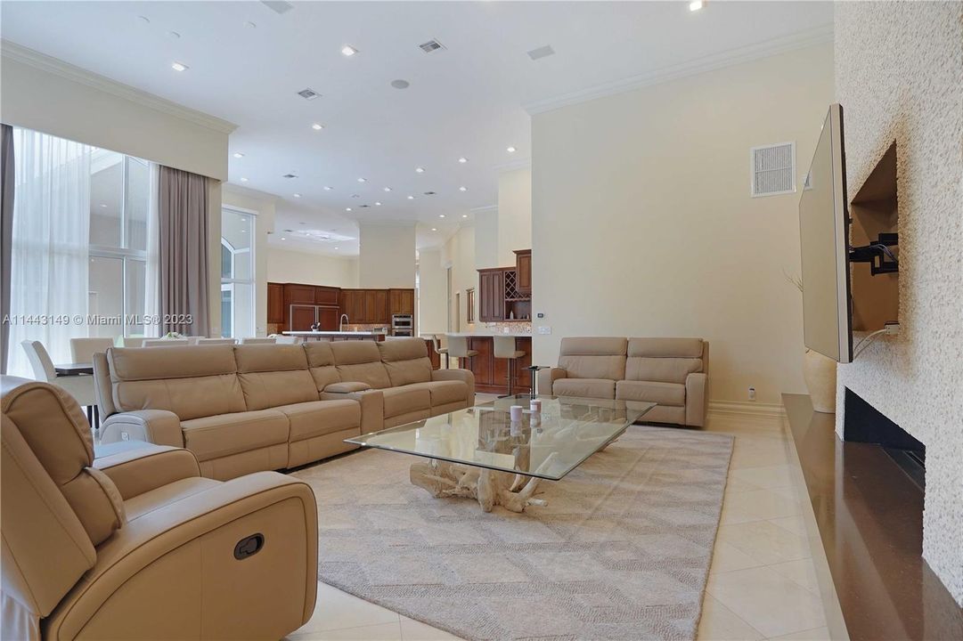 Недавно продано: $2,300,000 (5 спален, 5 ванн, 4597 Квадратных фут)