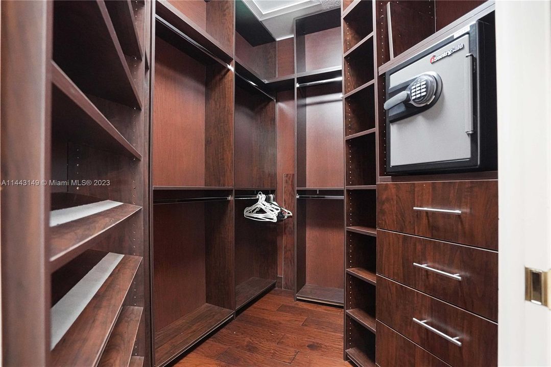 Недавно продано: $2,300,000 (5 спален, 5 ванн, 4597 Квадратных фут)