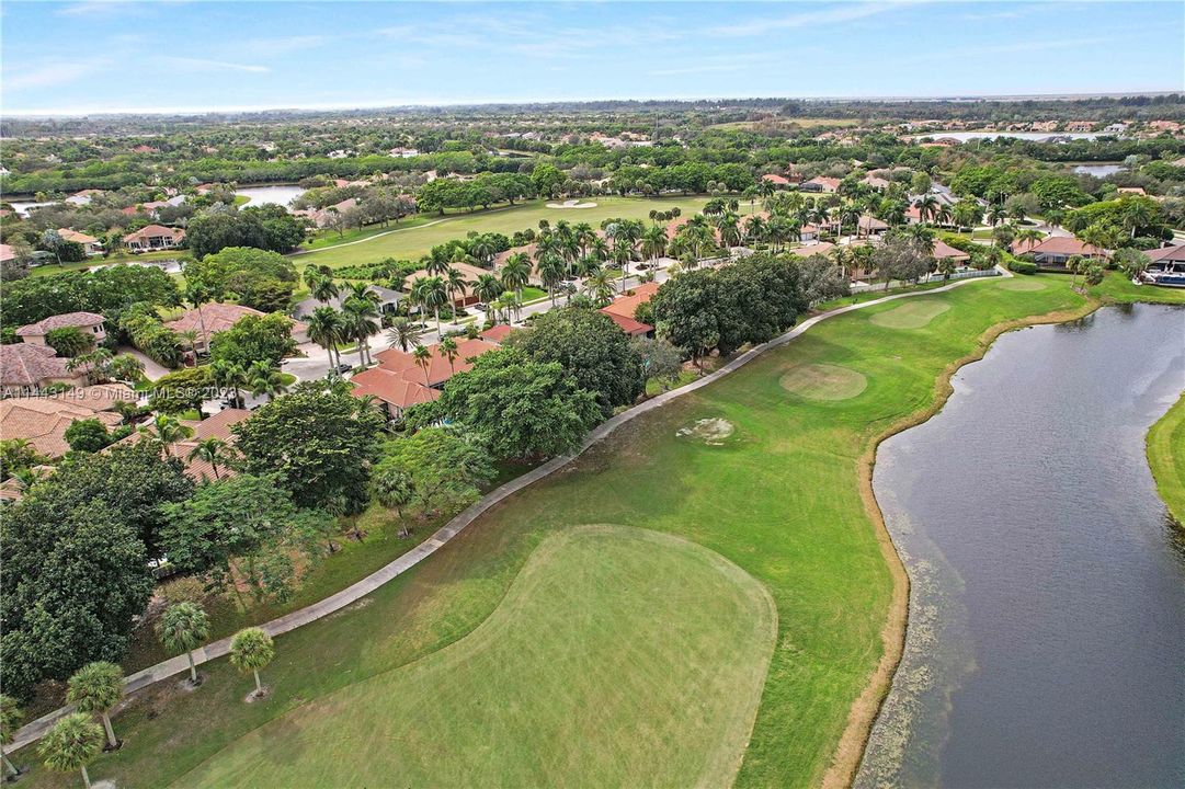 Недавно продано: $2,300,000 (5 спален, 5 ванн, 4597 Квадратных фут)