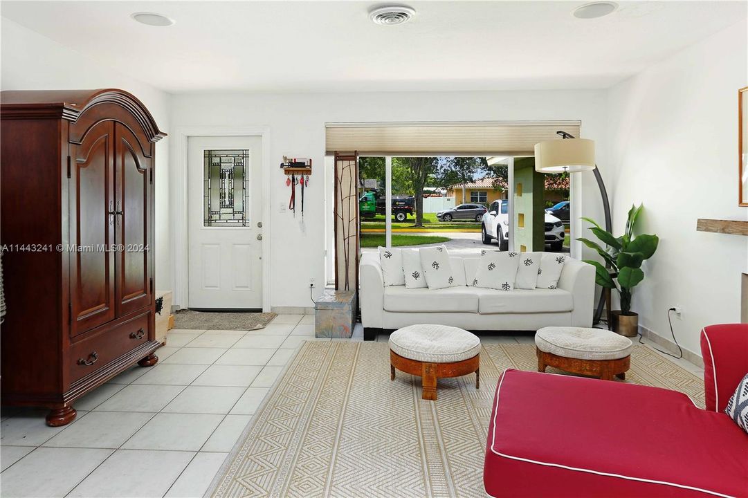 Vendido Recientemente: $765,000 (3 camas, 2 baños, 1748 Pies cuadrados)