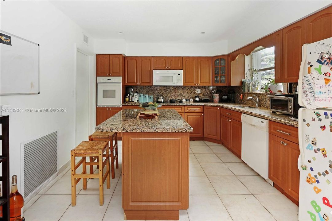 Vendido Recientemente: $765,000 (3 camas, 2 baños, 1748 Pies cuadrados)