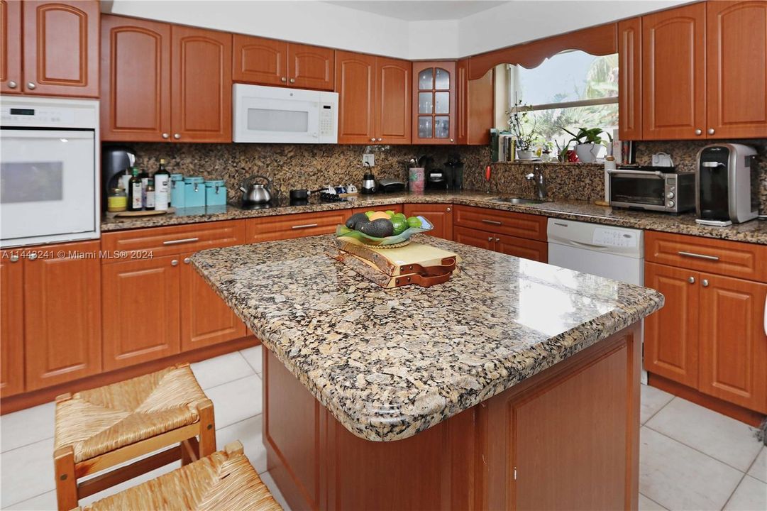 Vendido Recientemente: $765,000 (3 camas, 2 baños, 1748 Pies cuadrados)