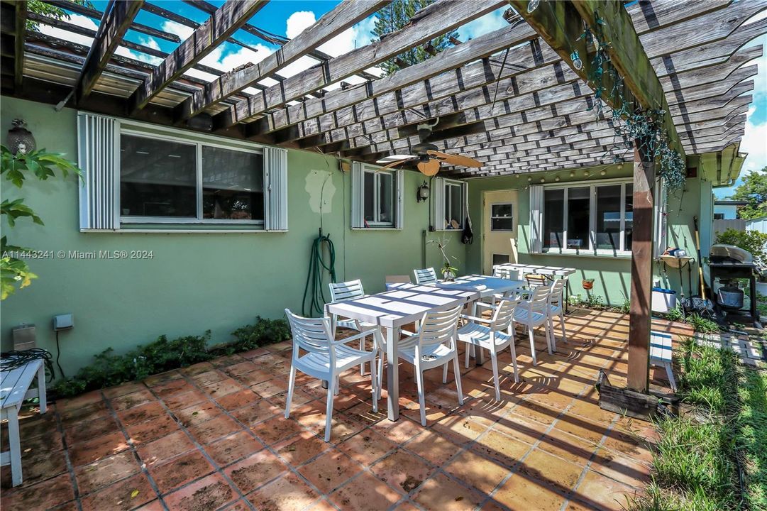 Vendido Recientemente: $765,000 (3 camas, 2 baños, 1748 Pies cuadrados)