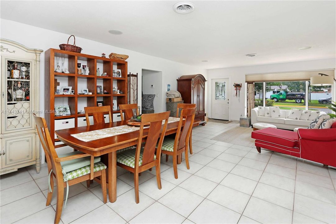 Vendido Recientemente: $765,000 (3 camas, 2 baños, 1748 Pies cuadrados)