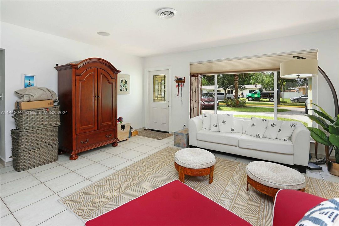 Vendido Recientemente: $765,000 (3 camas, 2 baños, 1748 Pies cuadrados)