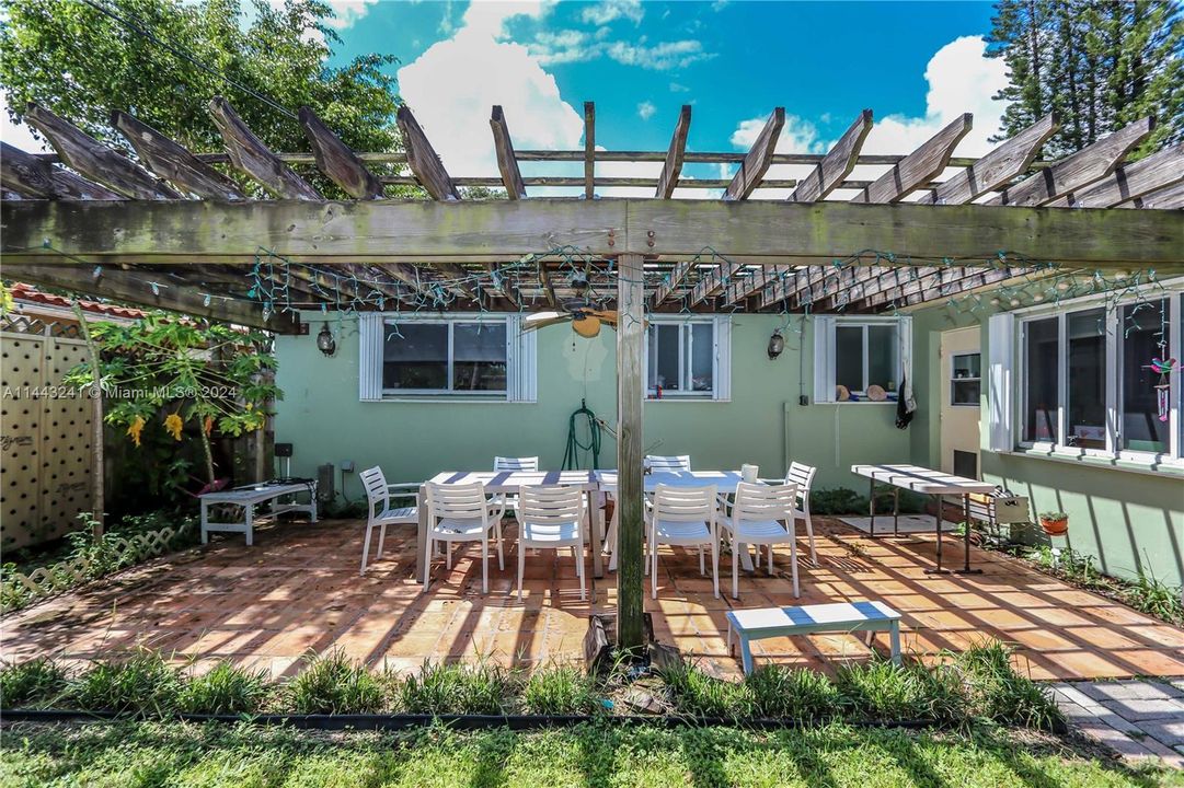 Vendido Recientemente: $765,000 (3 camas, 2 baños, 1748 Pies cuadrados)
