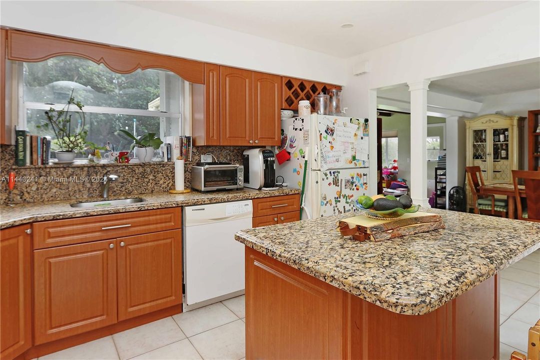 Vendido Recientemente: $765,000 (3 camas, 2 baños, 1748 Pies cuadrados)