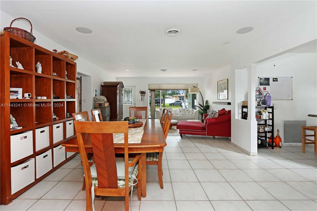 Vendido Recientemente: $765,000 (3 camas, 2 baños, 1748 Pies cuadrados)