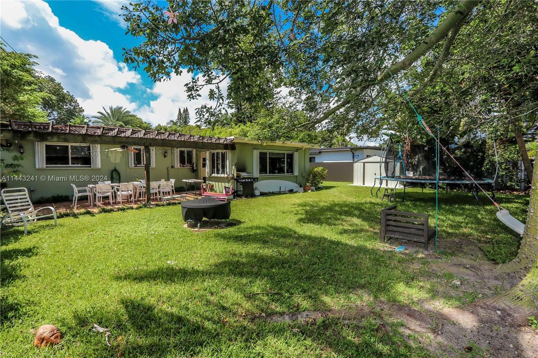 Vendido Recientemente: $765,000 (3 camas, 2 baños, 1748 Pies cuadrados)