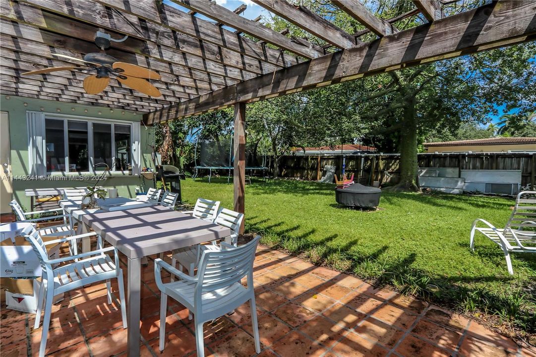 Vendido Recientemente: $765,000 (3 camas, 2 baños, 1748 Pies cuadrados)