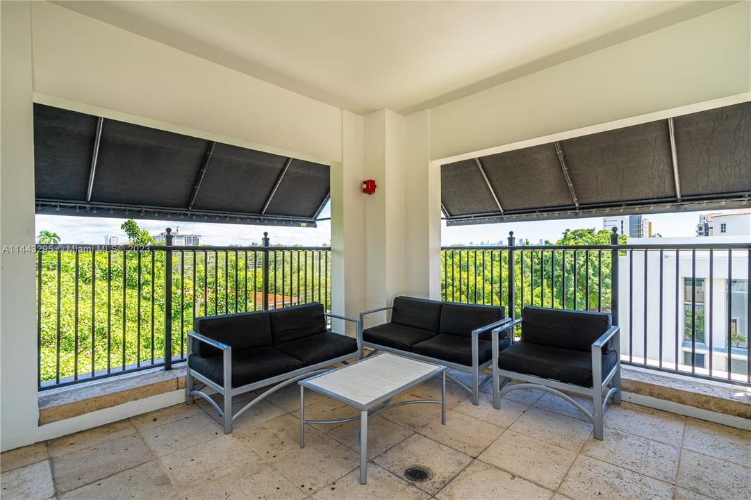 Recently Sold: $599,999 (2 beds, 2 baths, 970 Square Feet)