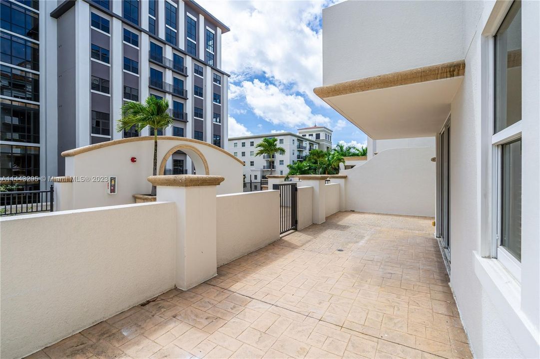 Recently Sold: $599,999 (2 beds, 2 baths, 970 Square Feet)