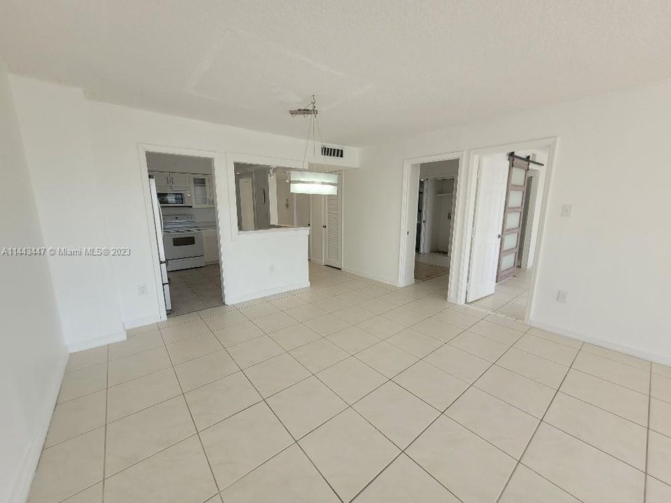 For Sale: $219,000 (1 beds, 1 baths, 1005 Square Feet)