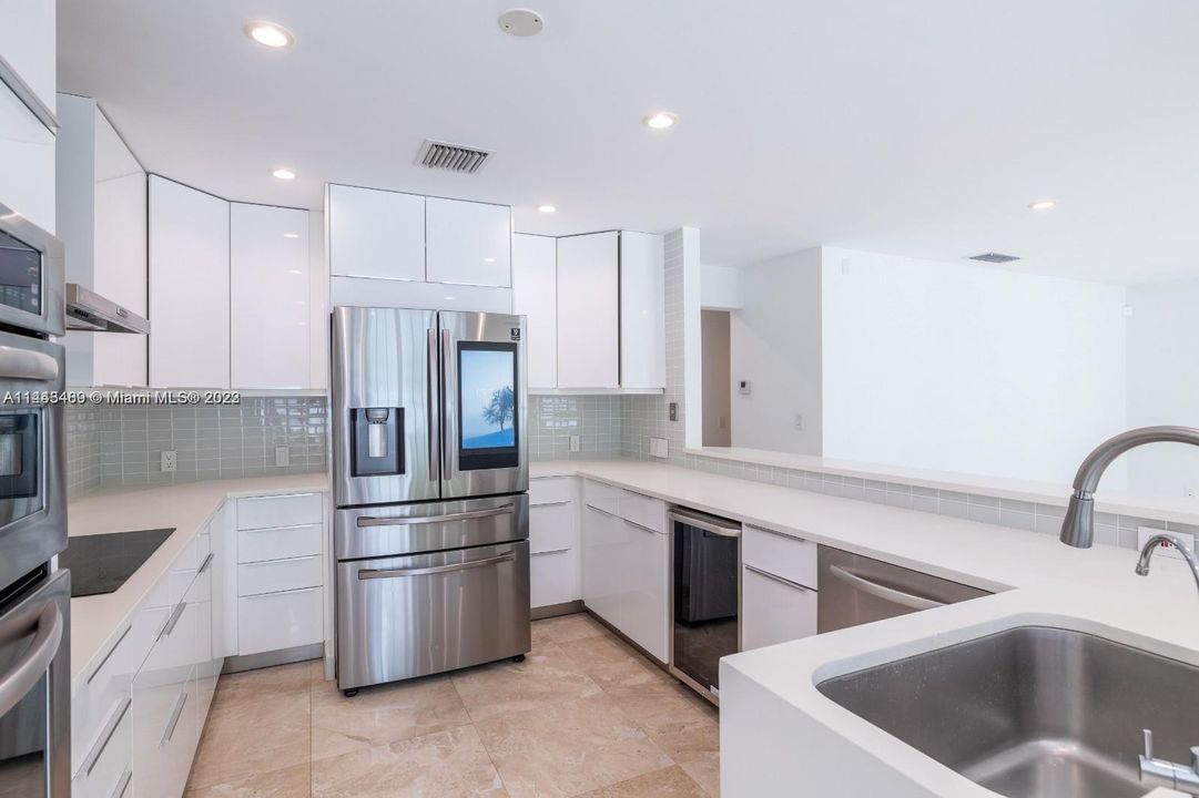 Recently Sold: $2,000,000 (4 beds, 3 baths, 2913 Square Feet)